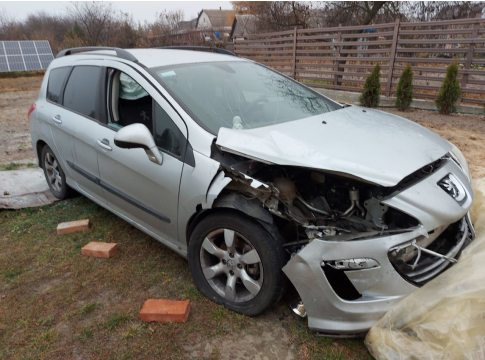 сірий пежо після ДТП зданий в автовикуп у Рівному